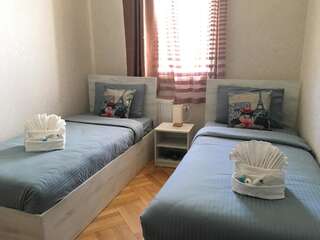 Гостевой дом TravelStay Кутаиси Стандартный двухместный номер с 2 отдельными кроватями-8