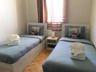 Гостевой дом TravelStay Кутаиси Стандартный двухместный номер с 2 отдельными кроватями-17